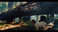     Dan melanjutkan naik monorail membelah hutan sebelum masuk pintu gerbang Jurrasic yang terkenal. (Dok Universal Pictures)