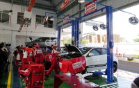 Diler memiliki 9 stall untuk servis, terdiri dari 7 stall reguler dan 2 stall untuk servis cepat dengan waktu kurang dari 60 menit.