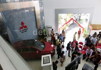 Agar pengguna mobil tidak bosan ada fasilitas wifi. Dan untuk menarik minat pengguna mobil Mitsubishi ada diskon biaya jasa servis sebesar 20 persen dan suku cadang.