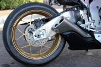 Tenaga yang responsif dan sensasi performa yang menakjubkan, membuat moge ini mampu memenuhi emisi gas buang, sesuai standar EPA dan hanya diterapkan di model super sport.