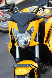 Honda CB650F tampil sporti & stylish dengan lampu utama berbentuk V-shaped.