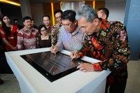 Penandatanganan prasasti diler dilakukan oleh Presdir PT Krama Yudha Tiga Berlian Motors Hisashi Ishimaki dan Presdir PT Bumen Redja Abadi Henry Kosala Wahyadiatmika. (istimewa/PT Krama Yudha Tiga Berlian Motors).     
