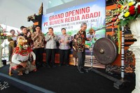 Presdir PT Krama Yudha Tiga Berlian Motors Hisashi Ishimaki memukul gong tanda peresmian diler. (istimewa/PT Krama Yudha Tiga Berlian Motors).