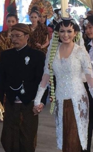 Selvi Tiba di Lokasi Ijab Kabul Bak Putri Keraton dengan Kebaya Putih