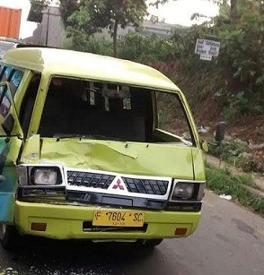 Ugal-ugalan, Angkot Tabrak Truk di Caringin Bogor