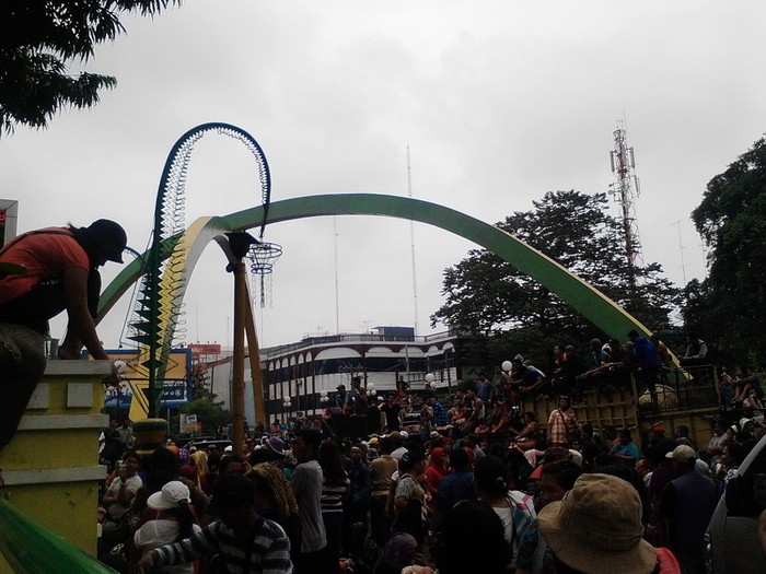 Ratusan Pedagang Demo Tutup Jalan di Medan, Lalin Macet Parah