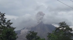 Gunung Sinabung Luncurkan Awan Panas Mengarah ke Selatan