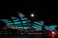 Landmark Sydney adalah Sydney Opera House. Tak heran jika instalasi proyektor di sini dibuat sekeren mungkin. Siapa yang takkan tergoda melihat lampu yang seperti ini? (Shafa/detikTravel)