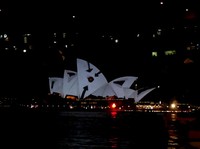 Tahun ini, instalasi seni di Sydney Opera House mengusung tema Lightning the Sails. Oleh perusahaan desain Universal Everything, landmark ini disulap begitu ceria dan memukau (Shafa/detikTravel)