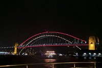Sydney Harbour Bridge pun tak kalah centil. Jembatan yang jadi landmark Sydney ini juga dihias lampu. Bahkan ada Vivid Bridge Climb yang memungkinkan peserta naik ke atas jembatan saat malam hari (Shafa/detikTravel)