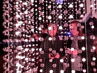 Instalasi Space Folding dari Qantas. Gabungan lampu dan musik yang kerap berubah saat pesawat Qantas masuk dan keluar di Sydney. Menarik! (Shafa/detikTravel)