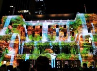 Salah satu gedung yang dijadikan objek Vivid Sydney juga di kawasan The Rocks. Asyiknya, yang ini bercerita dan seru! (Shafa/detikTravel)