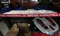 Tersangka disinyalir merupakan jaringan Nigeria – Thailand - China (Tiongkok) yang mendapatkan barang dari seseorang berinisial K (WNA Nigeria) yang diketahui sering berada di Nigeria dan Thailand yang hingga saat ini masih dalam DPO. FS lantas ditangkap di Jakarta Utara dan S kemudian ditangkap di Palmerah Jakbar.