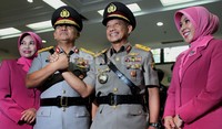 Irjen Tito Karnavian (kanan) dilantik menjadi Kapolda Metro Jaya menggantikan Irjen Unggung Cahyono (kiri).