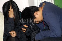 Mereka terus menutupi wajahnya saat diamankan di Kelurahan Kramat Pela.