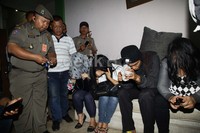 Satpol PP memeriksa identitas 13 orang yang diduga PSK dan pasangan mesum.