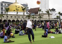 Warga menikmati taman yang dipasang rumput sintetis seluas 4.000 meter persegi itu. Pool/Suhar Bimar/detikFoto.