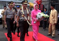 Irjen Tito tiba di Markas Polda Metro Jaya dengan didampingi istrinya. Lamhot Aritonang/detikFoto