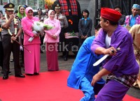 Tito sebelum memasuki ruang Utama Polda Metro Jaya langsung disambut  kesenian budaya Betawi, tradisi palang pintu. Lamhot Aritonang/detikFoto