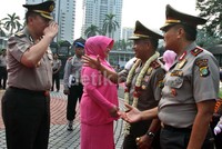 Irjen Tito mendapat ucapan selamat. Lamhot Aritonang/detikFoto