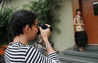 Sang suami yang berprofesi sebagai fotografer tampak mengabadikan gambar istrinya tercinta. Pool/Gus Mun/detikFoto.
