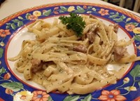 Beef Stroganoff fetuccine merupakan sajian pasta yang menggunakan fettuccine yang diracik dengan cream sauce dengan paduan minyak olive dan cincangan daun peterselli. Rasanya creamy dan gurih dengan ditambahkan irisan daging sapi dan jamur champignon yang nikmat. Al dente!
