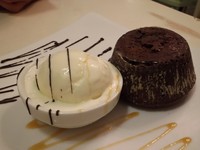Untuk memesan Chocolate Melted Cake Anda memerlukan waktu sekitar 25 menit, karena cake ini disajikan fresh from the oven. Cake cokelat yang melted dan hangat disajikan dengan satu sekop es krim vanilla dengan hiasan saus cokelat dan karamel. Perpaduan yang sangat pas.