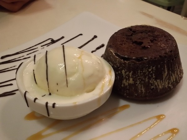 Bersantai Sambil Menikmati Melted Choco Cake dan Secangkir Coffee Latte Hangat