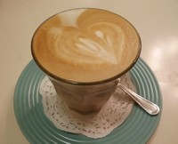 Seporsi cake hangat paling pas dinikmati dengan seruputan hot coffee latte. Latte disajikan dalam gelas berukuran sedang yang terasa creamy sedikit manis saat diseruput. Slurp, cukup untuk hangatkan badan malam ini.