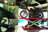 Showroom ini menampilkan 9 tipe dari 4 model yang dipasarkan.