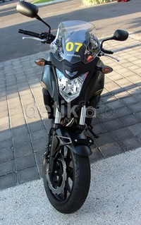 Honda CB500X dilengkapi kaca penahan angin yang dapat disesuaikan dengan kebutuhan dan gaya pengendara.