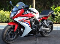 Honda CBR650F ABS tampil sporti & stylish dengan lampu utama berbentuk V-shaped. Kian berani dengan dilengkapi dengan lampu senja LED yang memberikan kesan sangar.