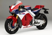 Melihat spesifikasi memang ada perbedaan dengan versi MotoGP. Misalnya untuk yang dikendarai di jalanan umum, versi pasar Eropa, motor memiliki dimensi yang lebih panjang, lebar, dan tinggi. Begitu pula dengan wheelbasesnya yang lebih panjang. Ist/Honda.