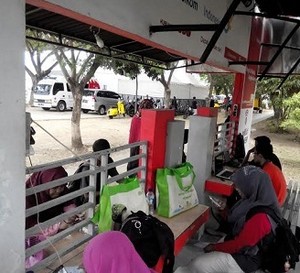 Listrik Mati, Warga Banda Aceh Ramai-ramai Charge HP di Tempat Umum