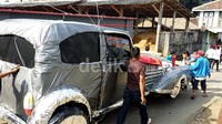 Usai berkeliling, acara samenan diakhiri dengan sejumlah atraksi dari peserta drumband. Mulai dari meliukan tongkat mayoret hingga menahan bass drumb berukuran besar menggunakan gigi, seraya menaiki bass drum yang ditumpuk keatas sedemikian rupa, jangan ditiru karena hanya dilakukan oleh orang yang sudah memiliki keahlian khusus. Pool/Syahdan Alamsyah/detikFoto.