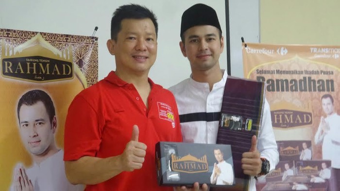 Sarung Tenun Raffi Ahmad Diserbu Pengunjung Carrefour