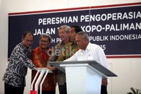 Kepala BPJT Achmad Ghani Gazaly Akman, Gubernur Jawa Barat Ahmad Heryawan, Komisaris PT LMS Johannes Suriadjaja, Presiden RI Joko Widodo,  dan Menteri PU-Pera Basuki  Hadimulyono saat peresmian tol Cikopo-Palimanan, Sabtu (13/06/2015).     
