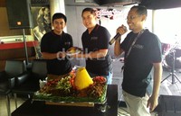 Founder EX.ID, Logie Wiraluhur memberikan potongan tumpeng sebagai simbol peresmian EX.ID.