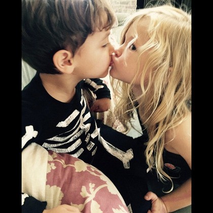Foto Ketika Putri Jessica Simpson Cium Bibir Teman Mainnya