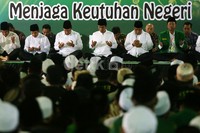 Jokowi doa bersama puluhan ribu santri yang hadir.