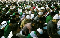 Puluhan ribu santri hadir dalam istighotsah menyambut bulan Ramadhan 1436 hijriyah tersebut.