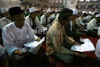 Para santri membaca ayat-ayat suci Alquran.