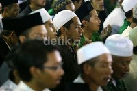 Para santri tampak khusyuk berdoa.