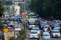 Arus lalu lintas yang mengarah ke TPU Karet Bivak macet panjang.