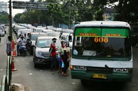 Kemacetan ini terjadi akibat tingginya volume kendaraan yang menuju ke arah pekuburan Karet.
