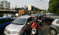 Motor dan juga mobil kesulitan untuk melintas.