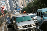Mobil-mobil yang berada di atas JLNT Casablanca tak bisa melaju dengan leluasa layaknya di hari libur.