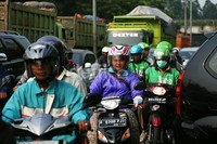 Kepadatan terjadi terutama akibat penyempitan ruas jalan karena kendaraan yang dibawa para peziarah yang parkir di pinggir jalan.