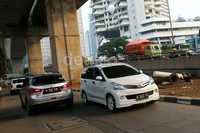 Sejumlah kendaraan nekat melawan arus untuk menghindari macet.