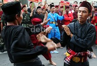 Dua orang pesilat adu kesaktian.